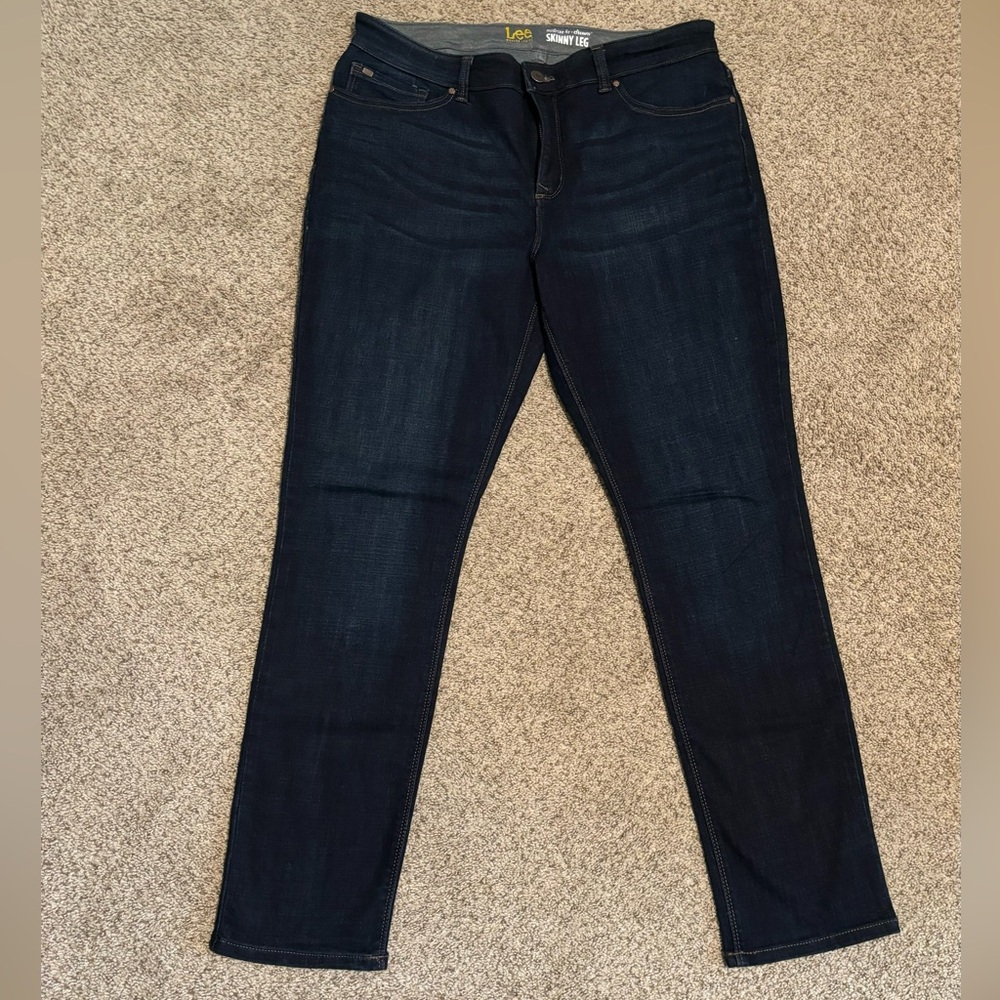 LEE Mosern Series, Mid-Rise fit. Skinny leg.